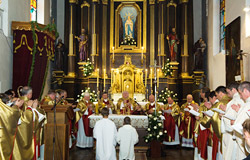 Pagrindinės iškilmingos atlaidų 2007 m. šv. Mišios. Vido Venslovaičio fotografija