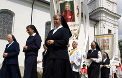 Švč. M. Marijos Nekaltojo Prasidėjimo vargdienių seserys prie Palaimintojo vėliavos. Marijampolėje 2007 m. Vido Venslovaičio fotografija