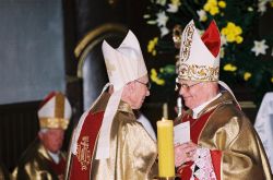 Vyskupas Juozas Tunaitis sveikina jubiliatą